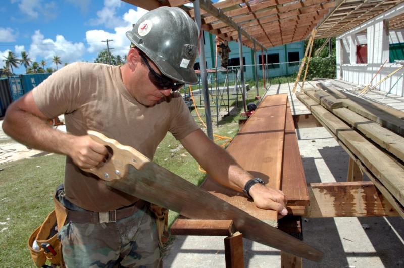 menuisier-ST JULIEN-min_worker_construction_building_carpenter_male_job_build_helmet-893290